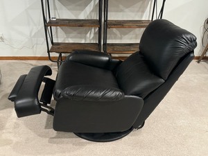 lot 4G image: Barcalounger Black Leather Recliner