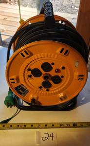 lot 24 image: HEAVY DUTY PROFESSIONAL CORD REEL