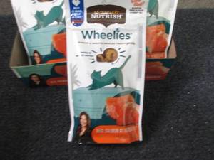 12- 2.2 oz Nutrish Wheelies Cat Tre...