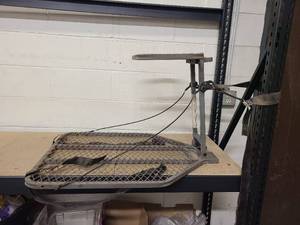 lot 1 image: Hunting tree stand (metal)