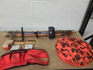 lot 4 image: Arrows and quiver Deer drag Seat cushion and Gutting gloves