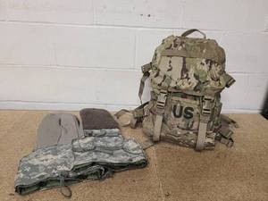 lot 5 image: Extreme Cold weather Mittens ACU Excellent condition and 1 OCPmulitcam scorpion 3-day assault pack Excellent condition