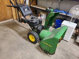 lot 14 image: John Deere TRS 27 snow blower - customer states that it needs a carbonator