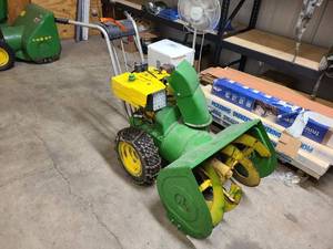 lot 15 image: John Deere snow blower - customer states it needs carbonator work (does not run)