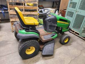 lot 16 image: John Deere riding lawn mower - 135 Automatic - customer states that it needs carbonator work