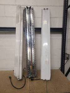 lot 35 image: 2 4 ft fluorescent lights with bulbs untested