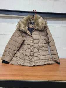 lot 42 image: Fleet Street tan winter puffer coat - 1X - Mens or Womens - removal faux collar and detachable hood