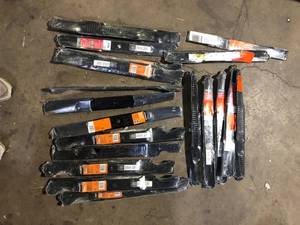 Lot of Assorted Lawn Mower Blades   Various Models and Conditions  Customer Returns See Pictures