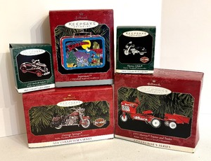 lot 72 image: Hallmark Keepsakes Ornaments