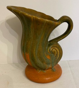 lot 84 image: Vintage Camark Pottery Cornucopia Vase
