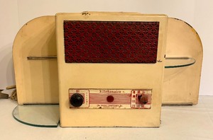 lot 112 image: Vintage Kitchenaire Radio