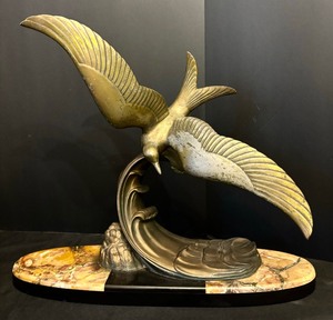 lot 12 image: Beautiful Bronze Seagull in Flight Figurine on Marble Base