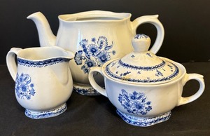 lot 43 image: Vintage Arabia Teapot, Cream and Sugar Set