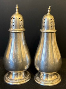 lot 17 image: Vintage International Sterling Prelude Salt and Pepper Shakers Set