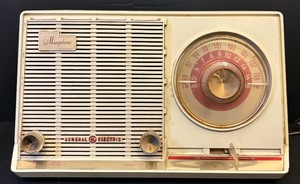 lot 53 image: Vintage Musaphonic General Electric Radio