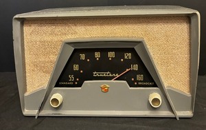lot 54 image: Vintage Truetune D2237 Radio