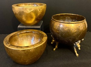 lot 146 image: Vintage Peerage Minitour Brass Cauldron Footed Pot and 3 Small Bowls or Votives