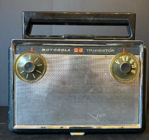 lot 149 image: Vintage Motorola Transistor Radio 76T1