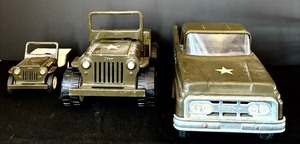 lot 162 image: Three Vintage Tonka Army Toys including a Vintage Tonka Army Jeep G452-8