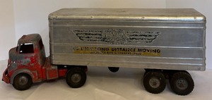 lot 186 image: Vintage Wyandotte Gray Van Lines Pressed Steel Semi Truck P-21