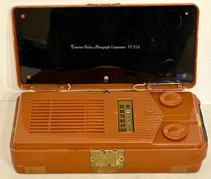 lot 231 image: Vintage 1950s Portable Emerson Vintage Radio
