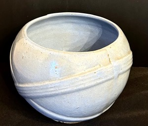 lot 122 image: Pretty Light Blue Pottery Planter