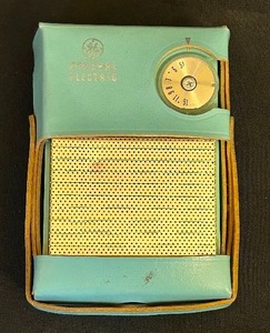 lot 126 image: Vintage General Electric P-910D Transistor Radio Teal