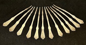 lot 127 image: Antique Reed and Barton Pearl Pattern Nut Picks