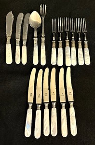 lot 128 image: Vintage Mother of Pearl Night Rostend Flatware