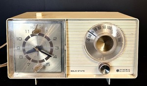 lot 201 image: Vintage General Electric GE Solid State Alarm Clock Radio