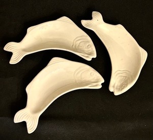 lot 27 image: Set of Three Fish Serving Dishes by Aunt Belle