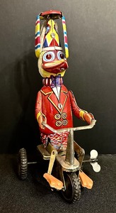 lot 26 image: Vintage 1970s Beijing Toy Factory Well Dressed Duck on Tricycle Tin Litho Wind-Up Toy WORKS