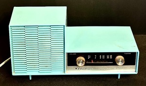 lot 32 image: Vintage Montgomery Ward Airline Transistor Radio
