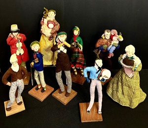 lot 92 image: Vintage Caroler Figurine Dolls