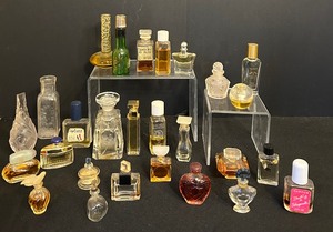 lot 98 image: Variety of Vintage Petite Perfume  Cologne Bottles