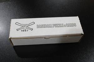 lot 92 image: 1987 Donruss Baseball Factory Sealed Complete Set  Greg Maddux - Bo Jackson - Mark McGwire Rookie Card