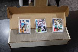 lot 91 image: 1984 Topps Baseball Complete Set  Don Mattingly - Darryl Strawberry Rookie Card