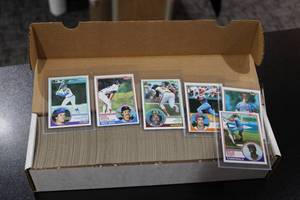 lot 98 image: 1983 Topps Baseball Complate Set  Ryne Sandberg - Wade Boggs - Tony Gwynn Rookie Card