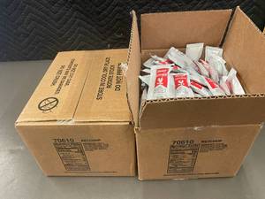 lot 414 image: Caseys Ketchup 9g Foil Pouches - 400 Count