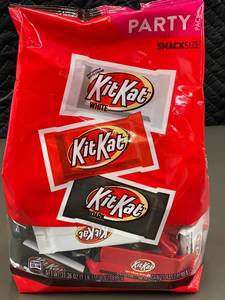 lot 493 image: CT 5 - Kit Kat Snack Size Party Pack Assorted Varieties