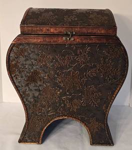 lot 41 image: Decorative Trunk with Vintage Styling