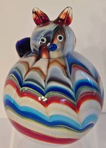 lot 47 image: Cute Blown Glass Cat Paperweight