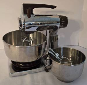 lot 52 image: Fabulous Vintage Sunbeam Stand Mixer & Bowls