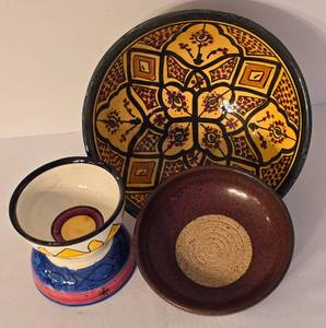 lot 60 image: Colorful Pottery Bowl Collection