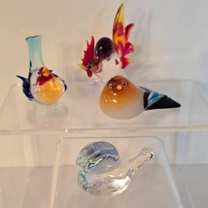 lot 73 image: Colorful Art Glass Bird Figures