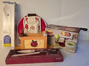 lot 148 image: Kitchen Gadget Grouping