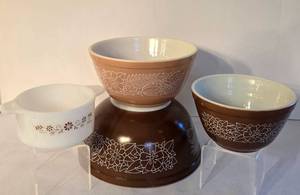 lot 149 image: Vintage Woodland Brown Pyrex Bowl Set & More