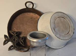 lot 150 image: Vintage Woodland Brown Pyrex Bowl Set & More