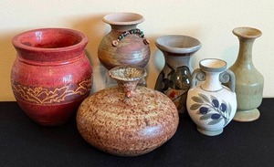 lot 131 image: Assorted Decorative Pottery