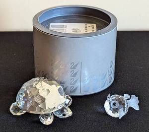 lot 114 image: Swarovski Crystal Fish and Turtle Figurines